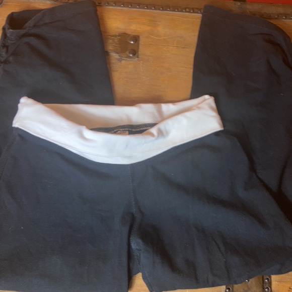 Patagonia black and white yoga pants - Picture 3 of 9